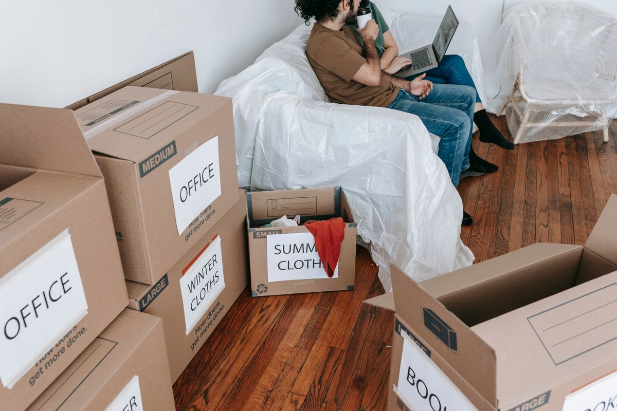 Equipo retirando muebles de un piso